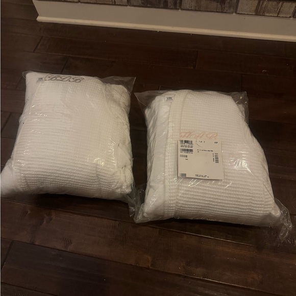 Pottery Barn White Waffle Knit Robe - Picture 2 of 10